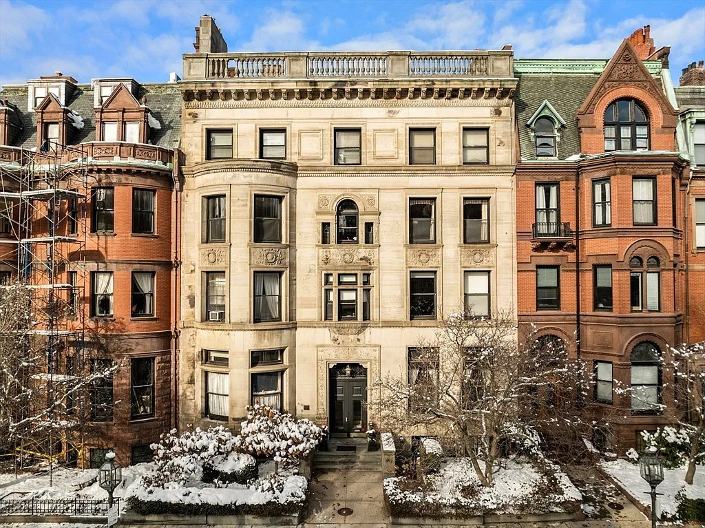 1883: Luxurious Brownstone in Boston&rsquo;s Back Bay