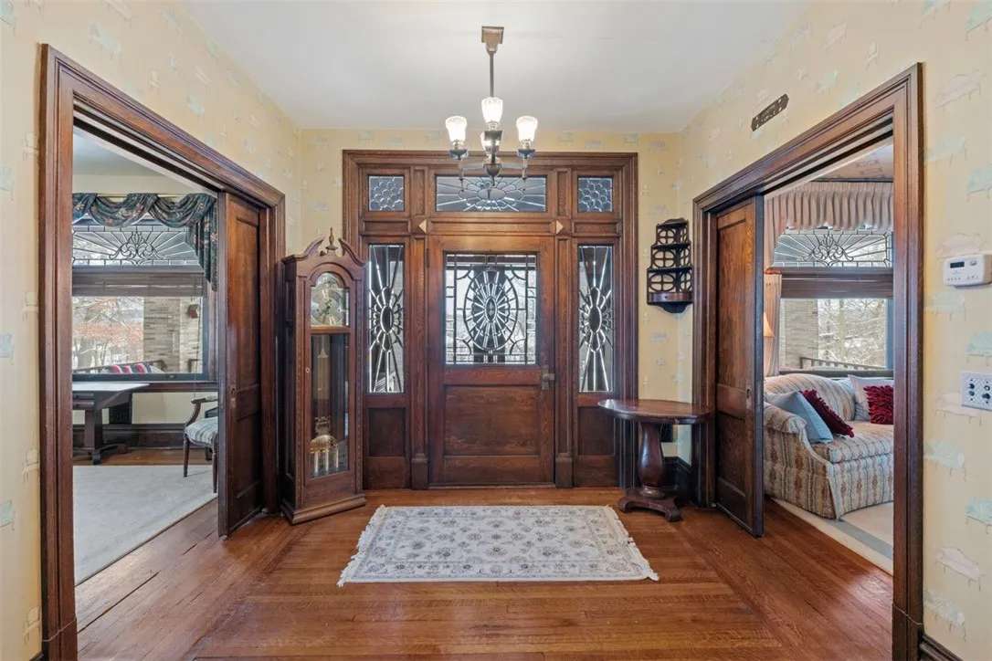 1906: Exquisite Edwardian Home in Glenshaw, Pennsylvania